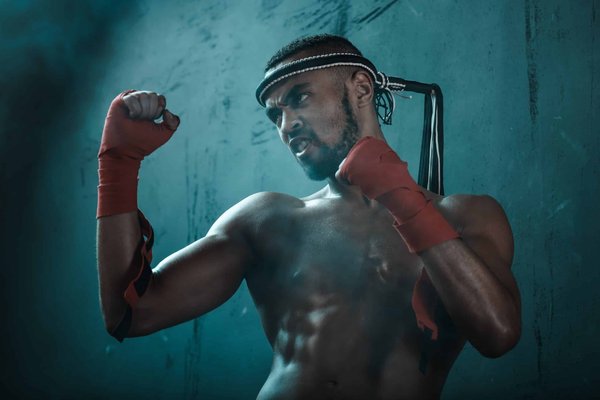 Comment l'entraînement spécifique en Muay Thai peut-il aider à améliorer la réaction aux stimulations auditives rapides?